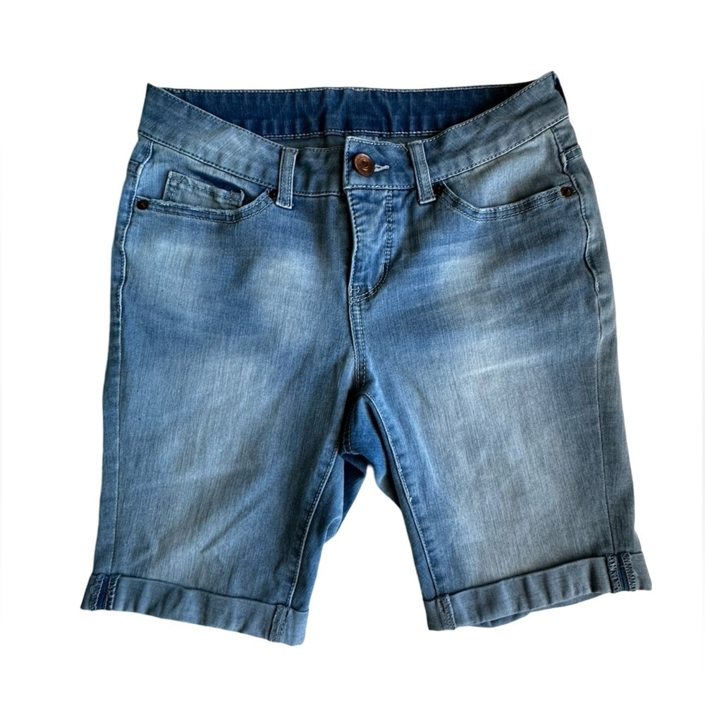 Time & Tru Bermuda Style Cuffed Jean Short Distressed Blue Fade Women’s Size 6.